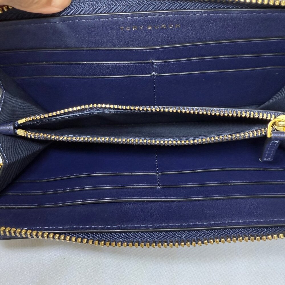 👜 Tory Burch Gemini Link Embossed Zip Continental Wallet - Picture 9 of 11
